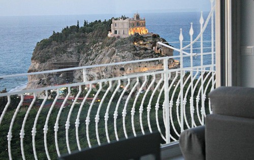 Un'elegante casa a Tropea con vista sul mare (fotogallery)