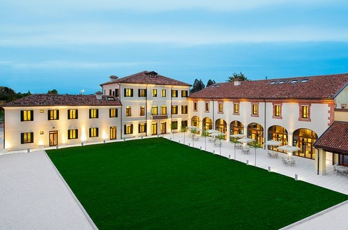 Ecco l’impero immobiliare della chiesa di Scientology: oltre 9mila edifici in tutto il mondo e una cattedrale da 120 milioni (fotogallery)