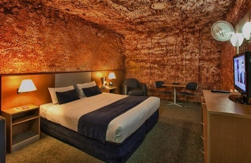 Non adatto ai claustrofobici: ecco l’unico hotel sotterraneo di lusso presente nel mondo (fotogallery)