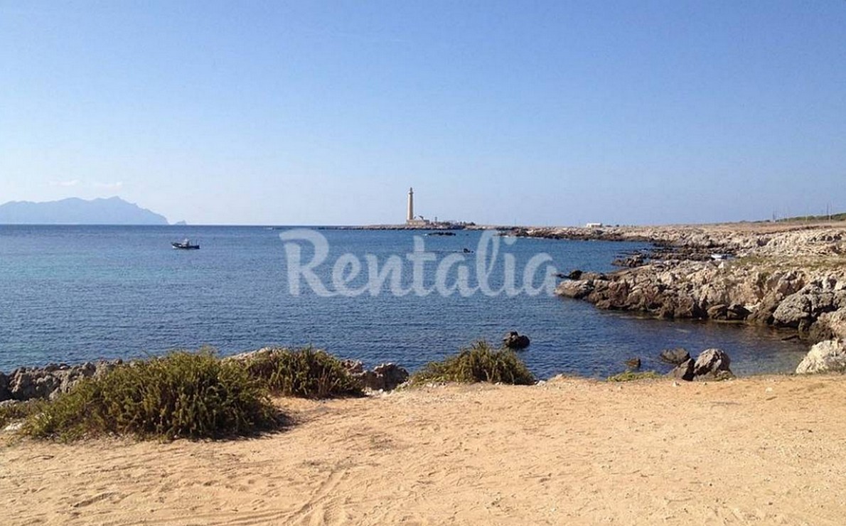 Una villa immersa nel verde e a pochi passi dal mare sull'isola di Favignana (fotogallery)