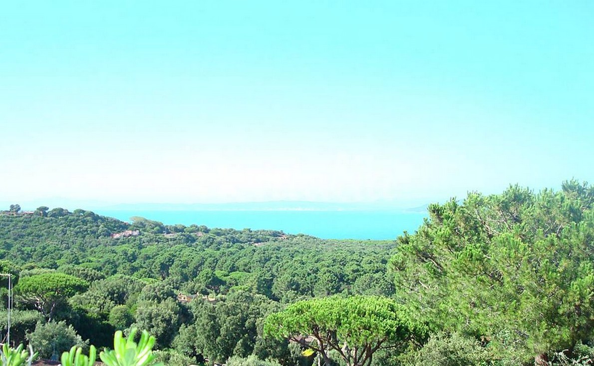 A Punta Ala una spaziosa villa in posizione panoramica sul Golfo (Fotogallery)