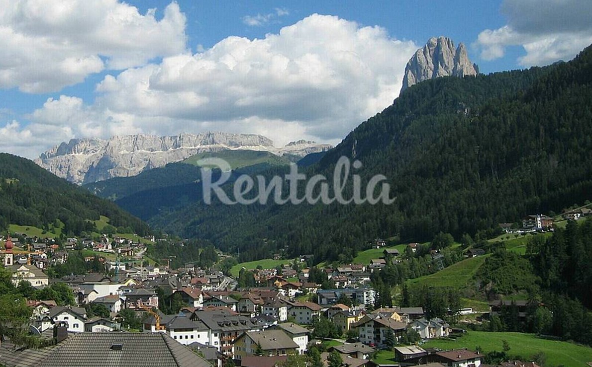 Un appartamento a Ortisei, nel cuore della Val Gardena, circondato dalle Dolomiti (Fotogallery)