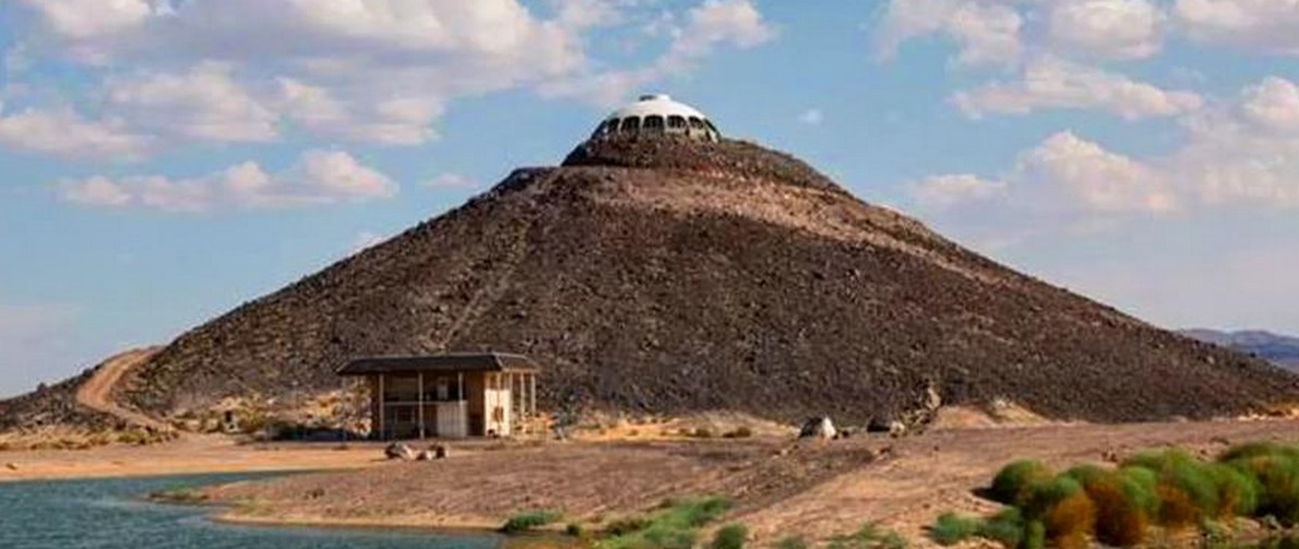 In California si vende una casa in cima a un vulcano degna dei personaggi più cattivi della saga di James Bond (Fotogallery)