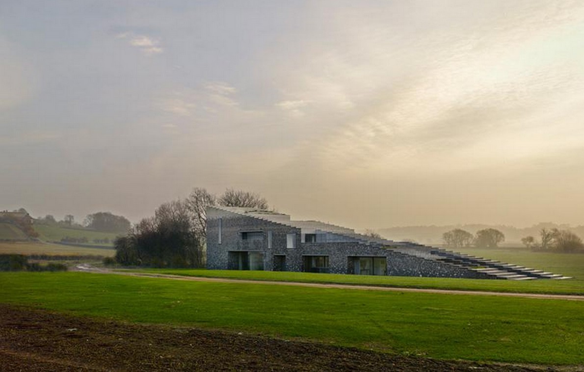 Una villa con un tetto a scale per godere al massimo del paesaggio (Fotogallery)