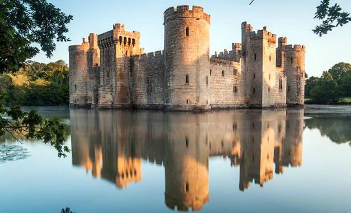 L’incredibile storia della fortezza inespugnabile che sembra galleggiare sull’acqua (Fotogallery)