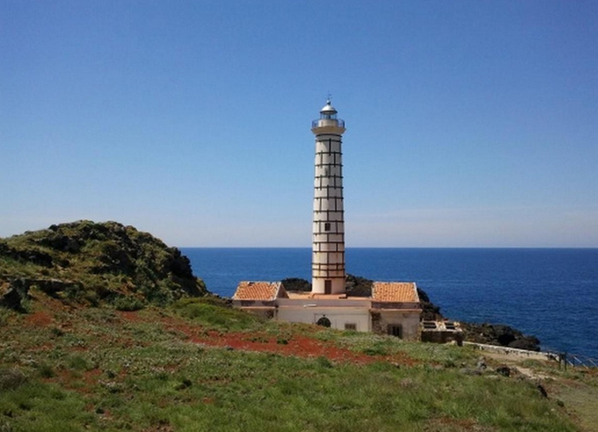 un faro sulle coste italiane