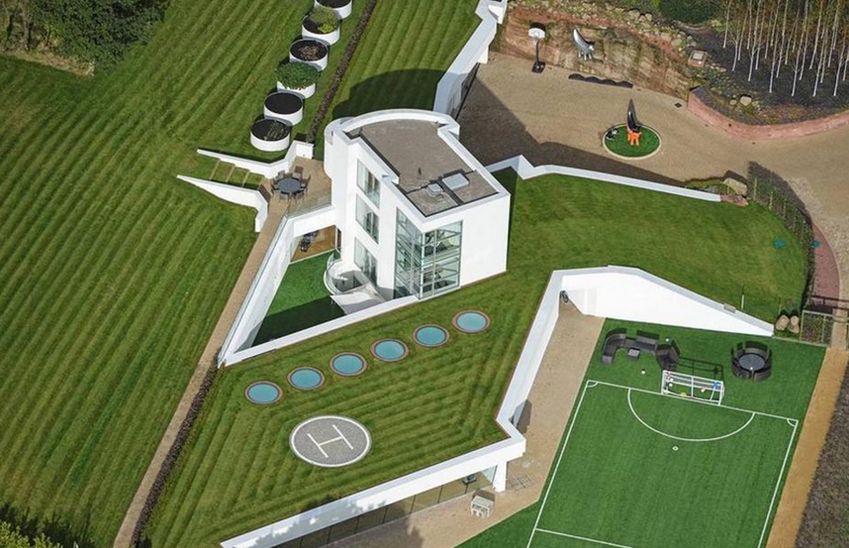 Una spettacolare vista della casa con giardino