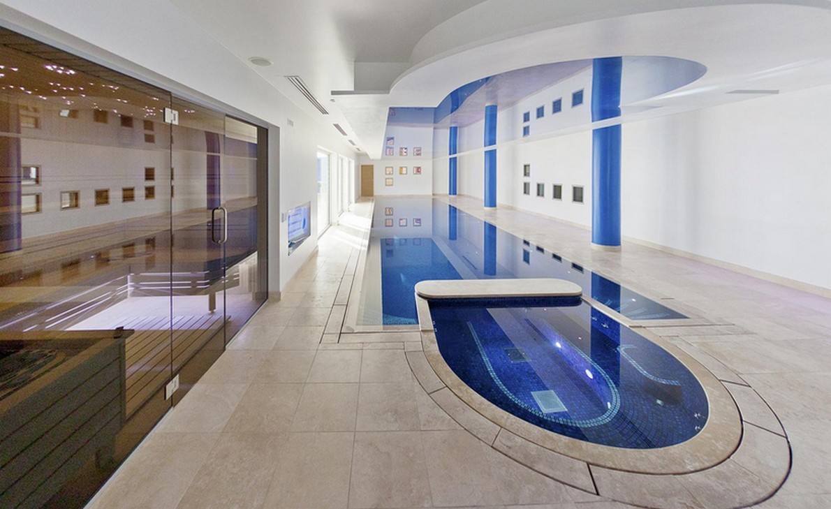 La piscina interna della casa