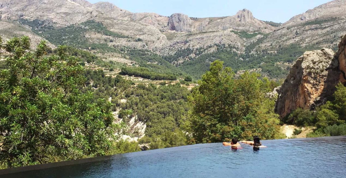 Un hotel mimetizzato nello spettacolare scenario naturale della Valle di Guadalest, in Spagna (fotogallery)