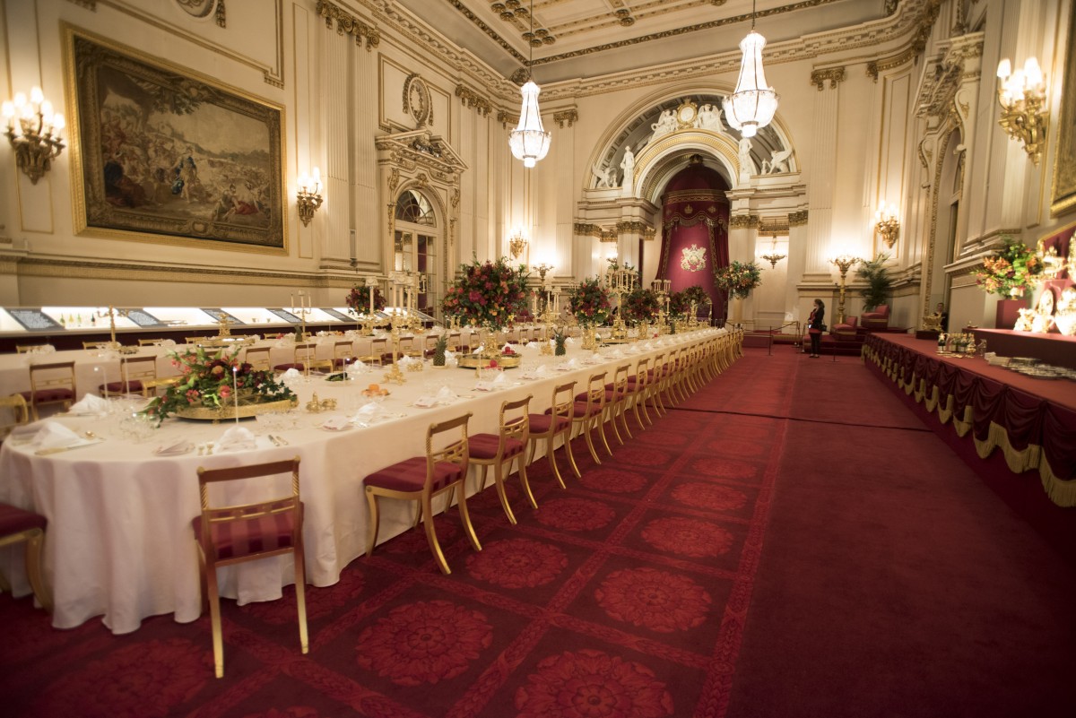 La sala da pranzo all'interno di Buckingham Palace