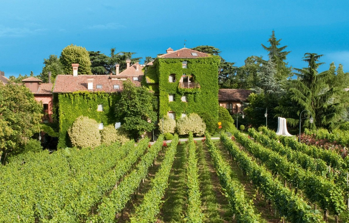 L'hotel affaccia sui vigneti della Franciacorta