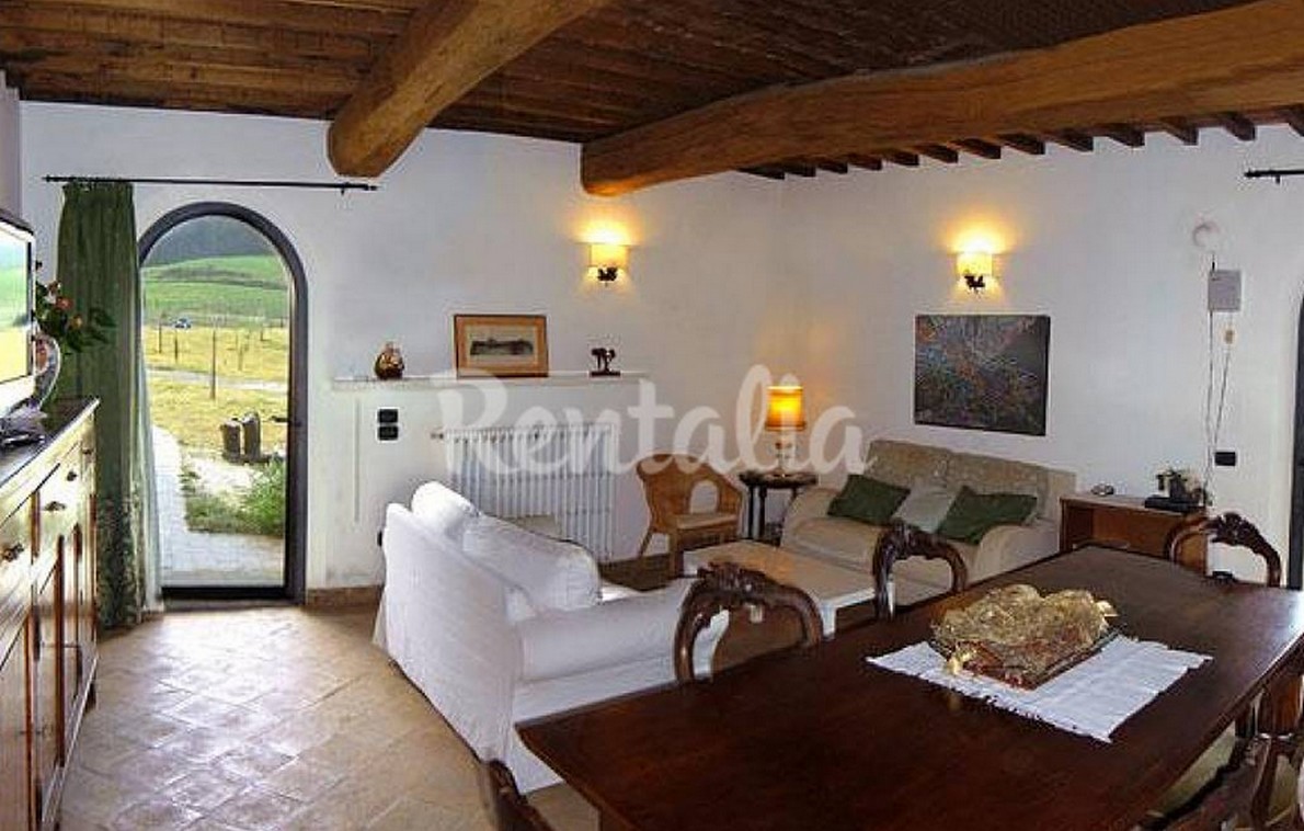 Il salone del casale nella campagna Toscana