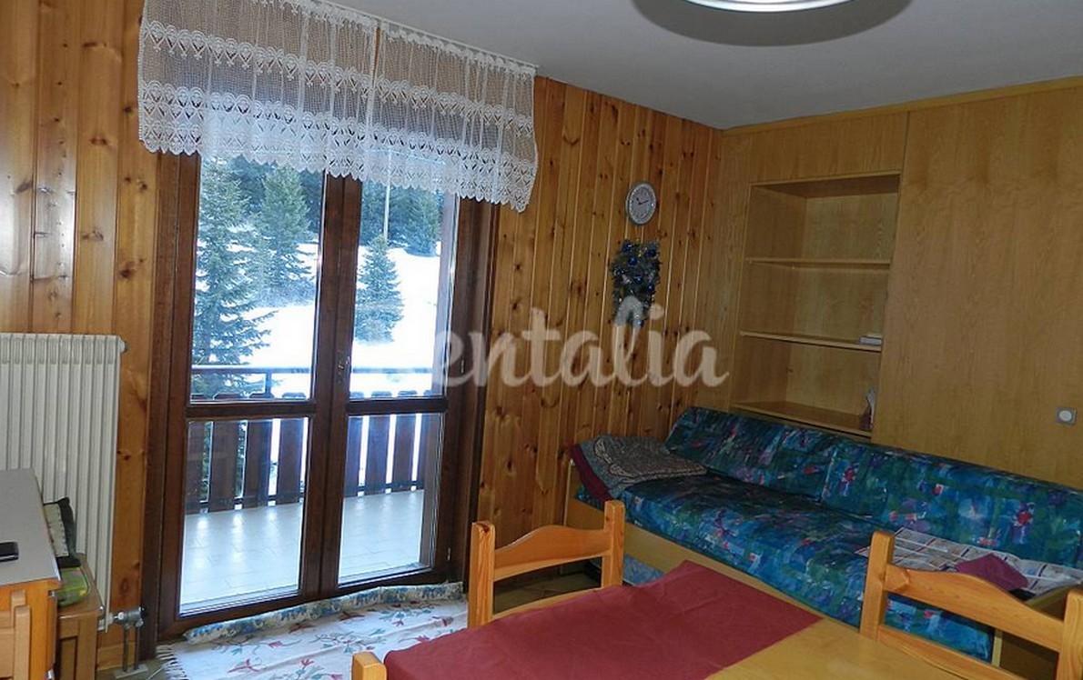 L'appartamento, situato a pochi passi dalle piste da sci