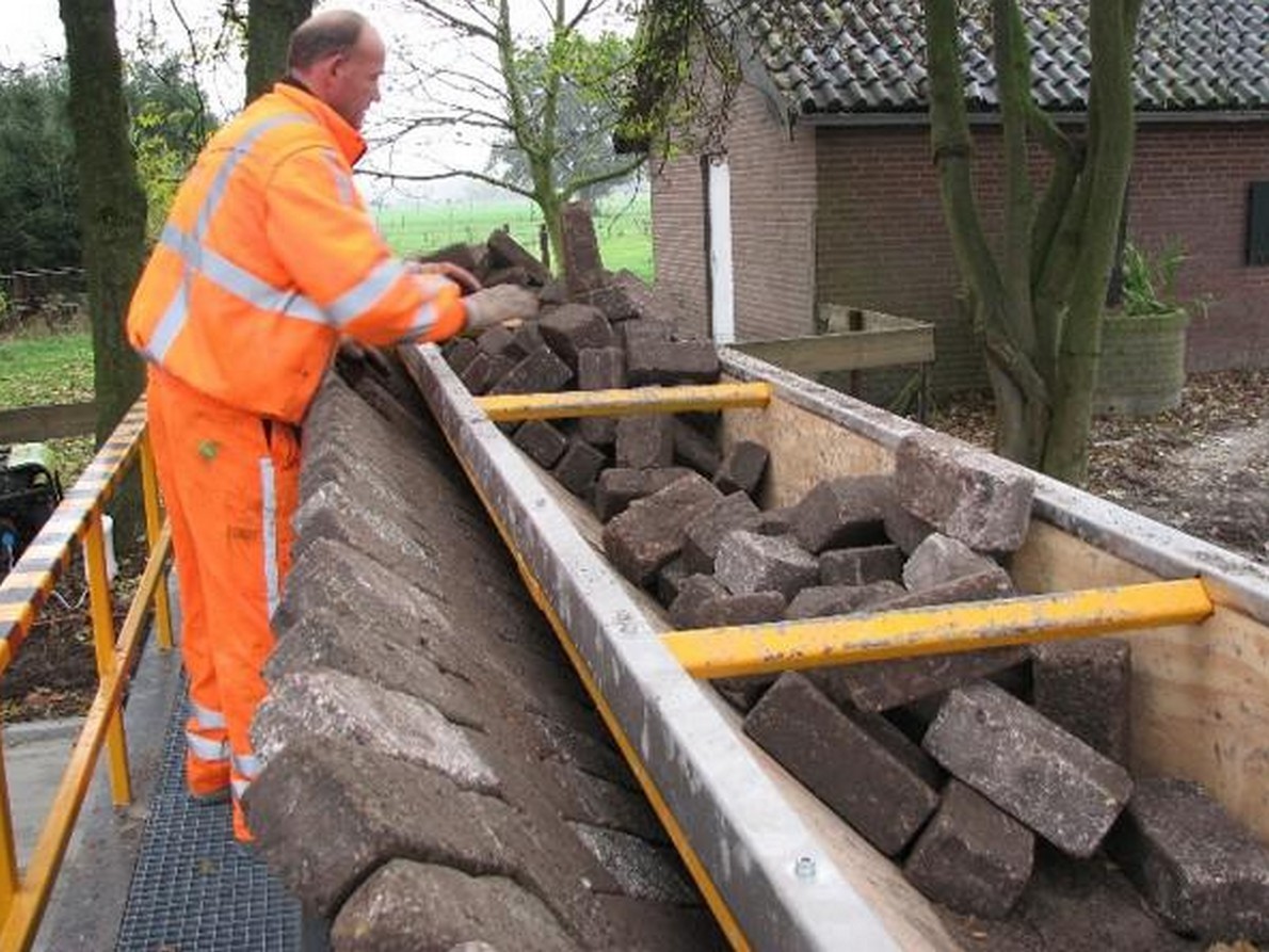 La macchina facilita il lavoro degli operai