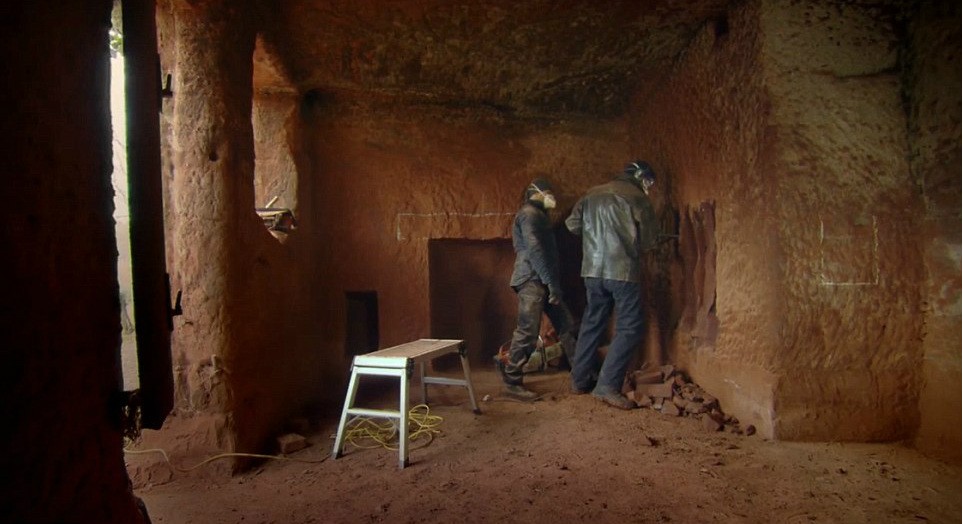 L'interno della casa costruita nella caverna