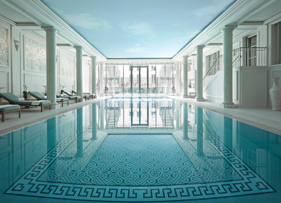 La piscina dell'hotel di lusso a Parigi