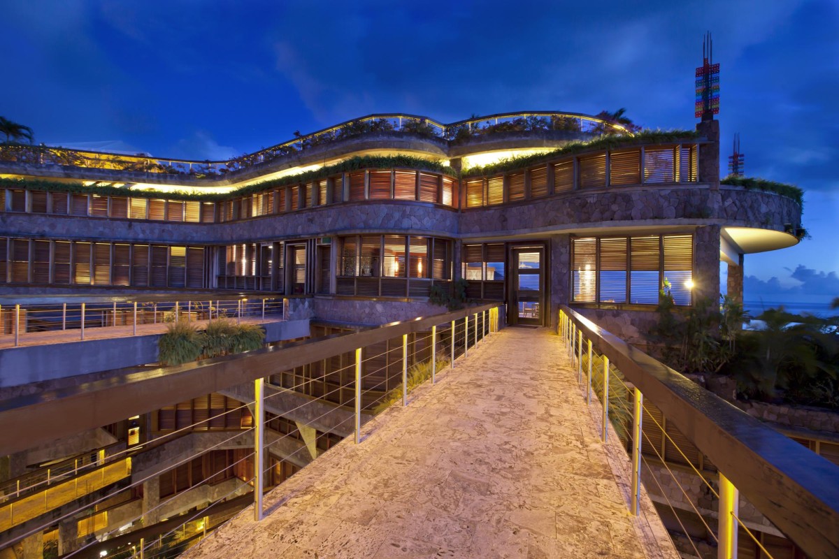 Il resort di lusso ai Caraibi illuminato di notte