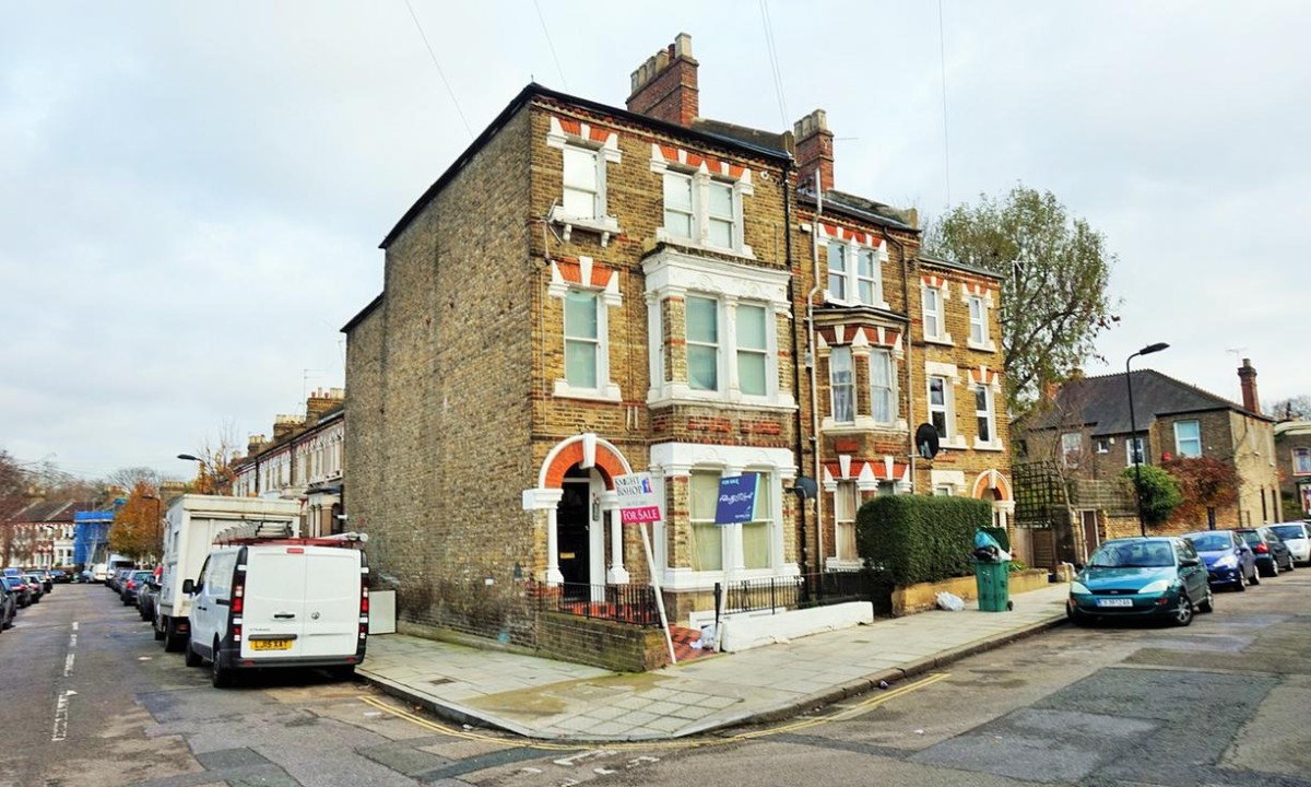 L'edificio del mini appartamento a Londra