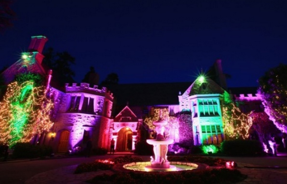 Un'immagine della villadi Playboy illuminata 