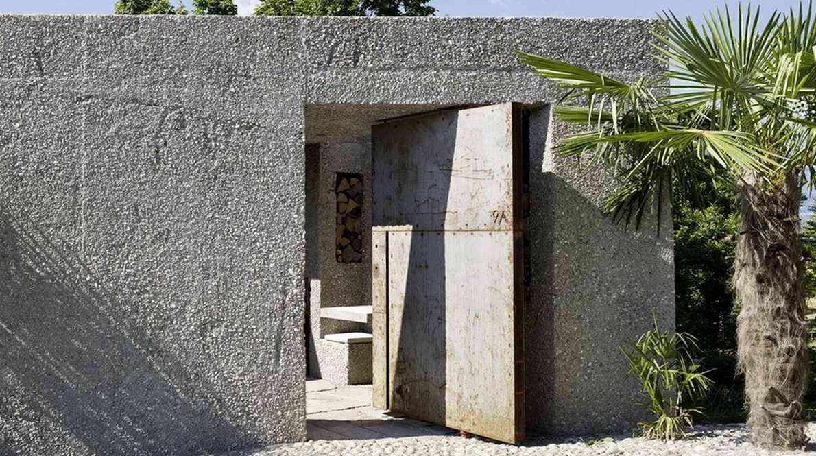 L'ingresso della casa ricavata da un bunker