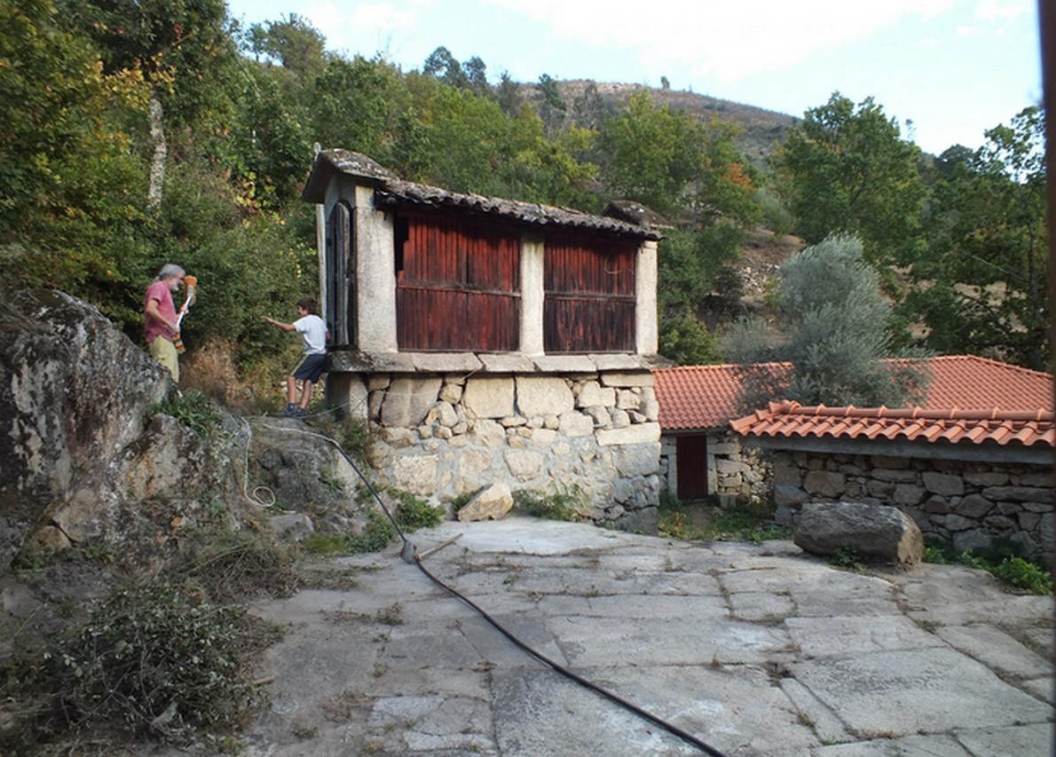 Una delle case del villaggio ecologico