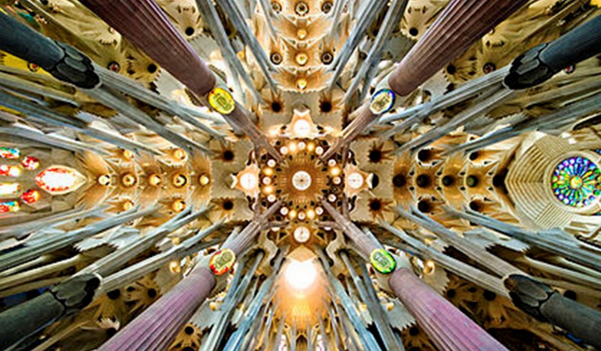 Interno della Sagrada Familia di Barcellona