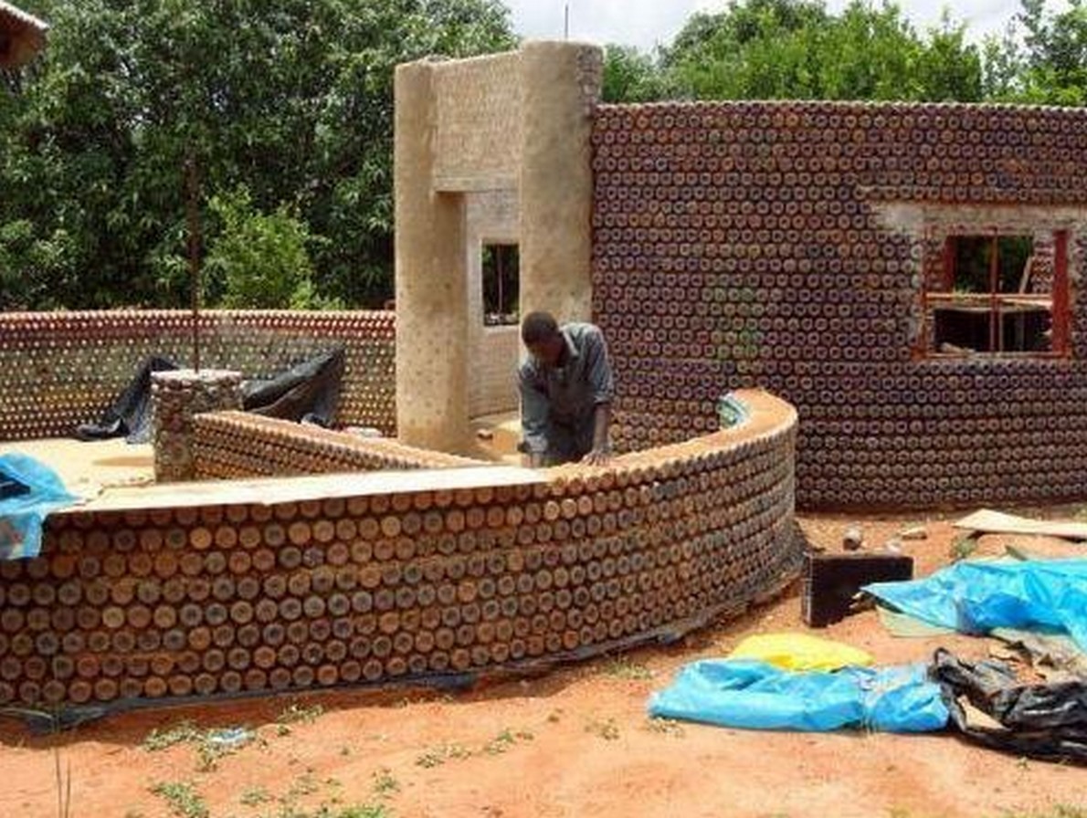Casa costruita con materiali riciclati