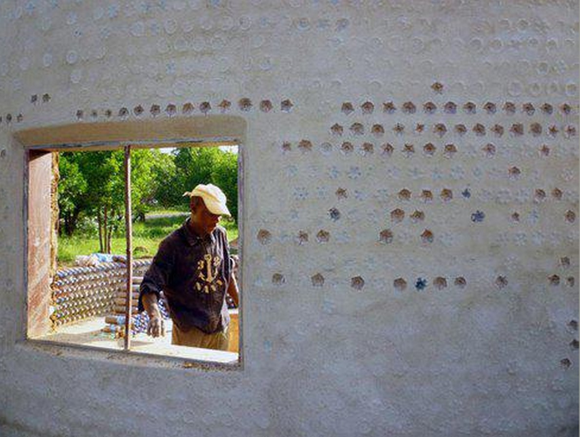 La casa realizzata con materiale riciclato in Nigeria