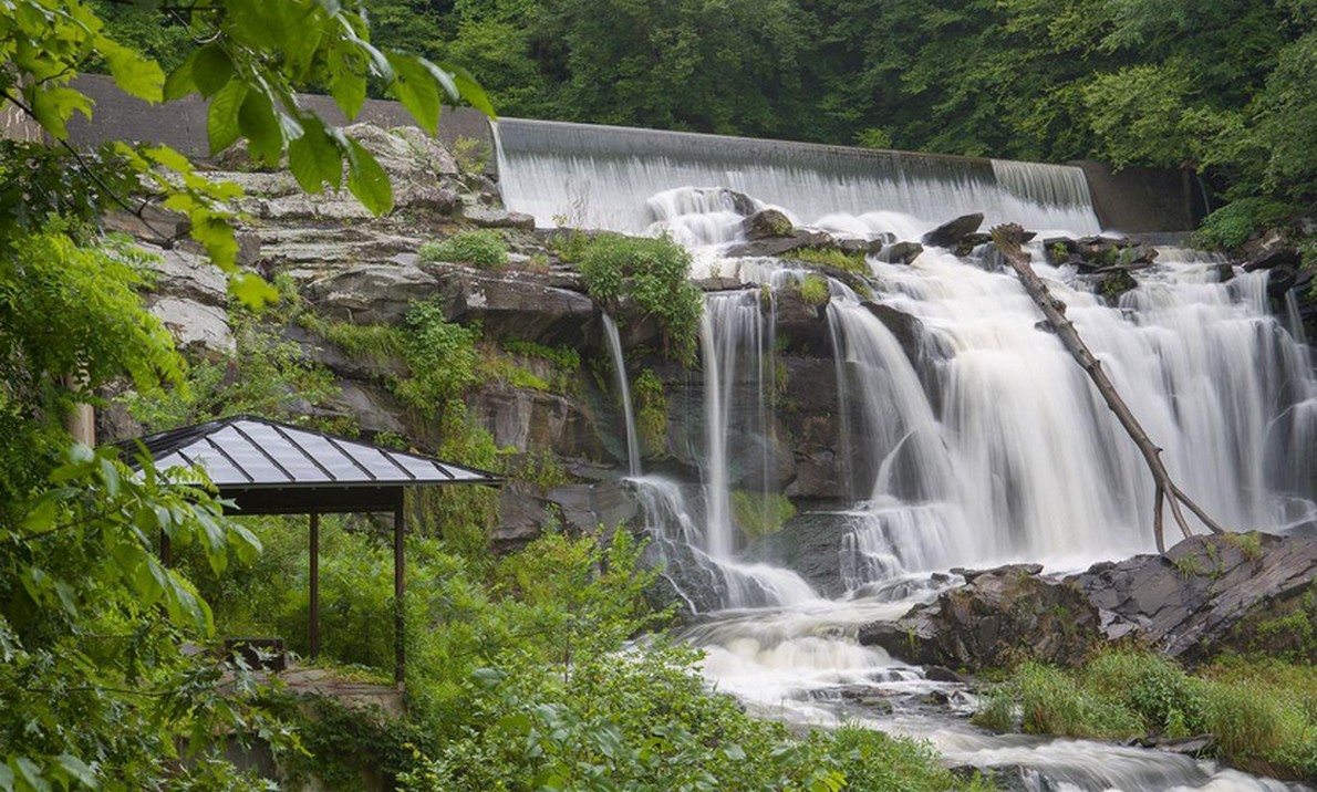 Cascata al lato della casa