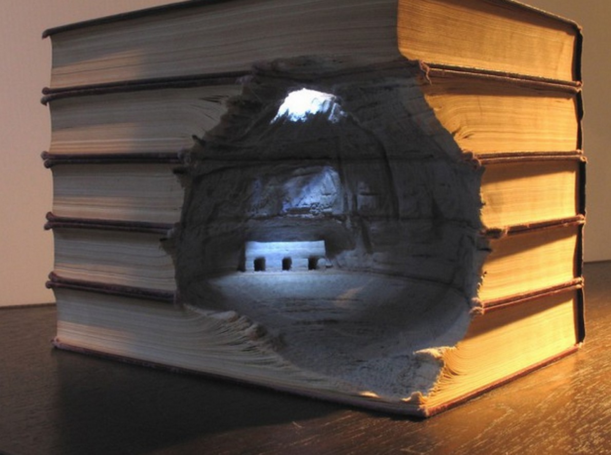 Una passeggiata lungo i paesaggi impossibili scolpiti su una vecchia enciclopedia (Fotogallery)
