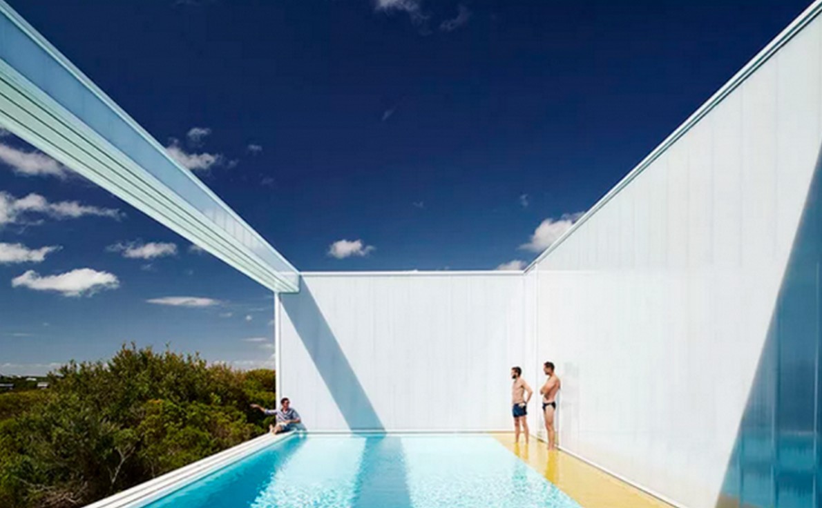 Una casa di fronte all’oceano e che ruota intorno a una piscina di “cristallo” (Fotogallery)