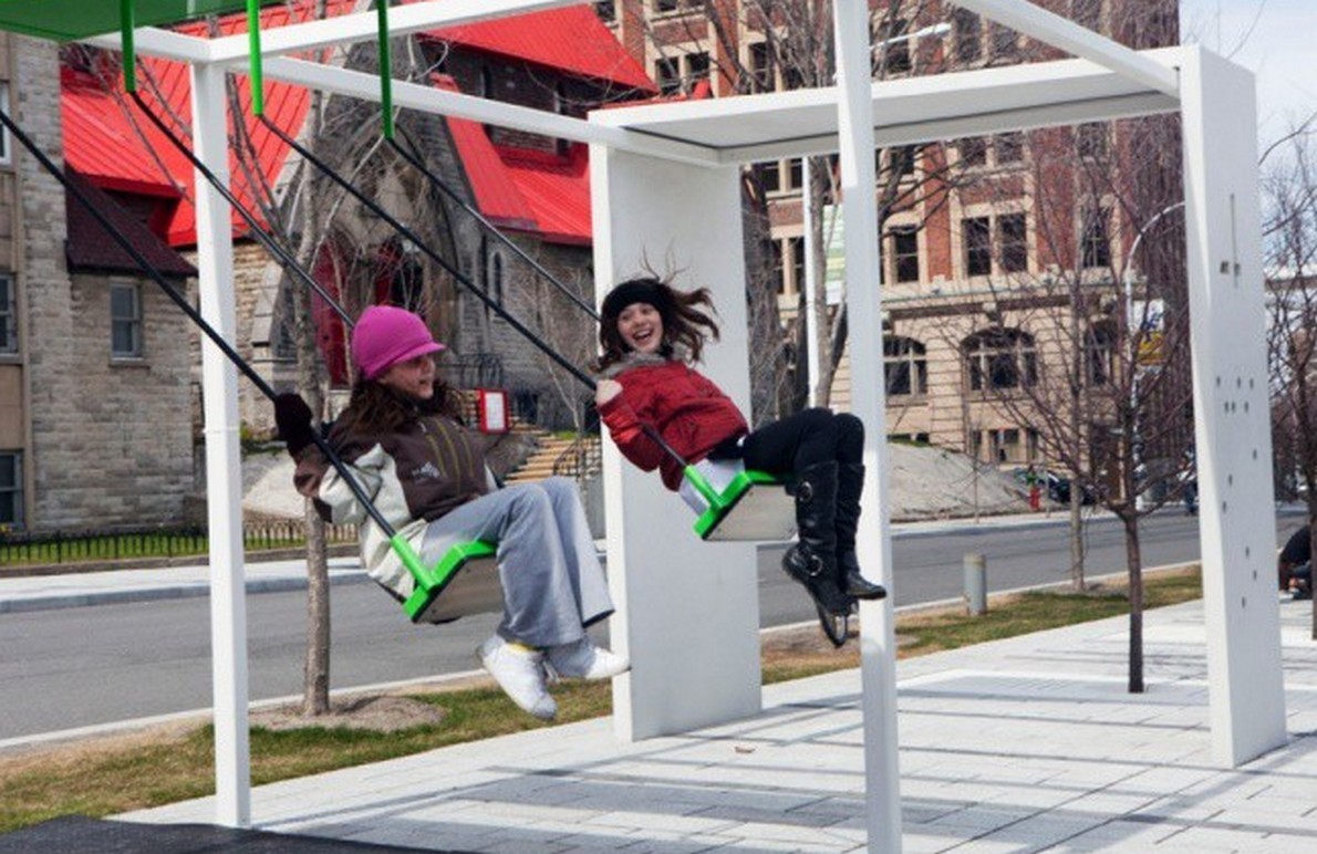 Amache e altalene per aspettare l’autobus: ecco un altro modo di vivere la città (Fotogallery)