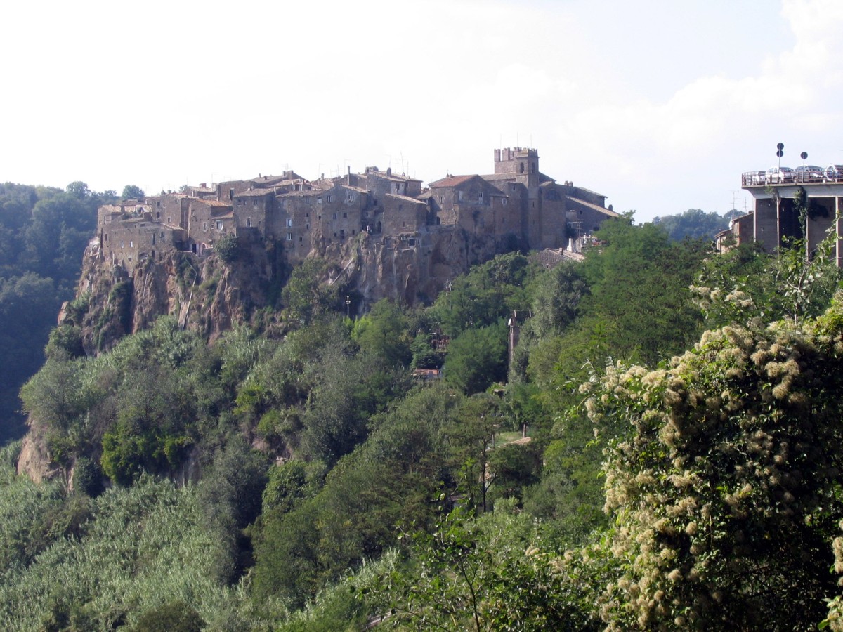 Borghi italiani incastonati tra le rocce