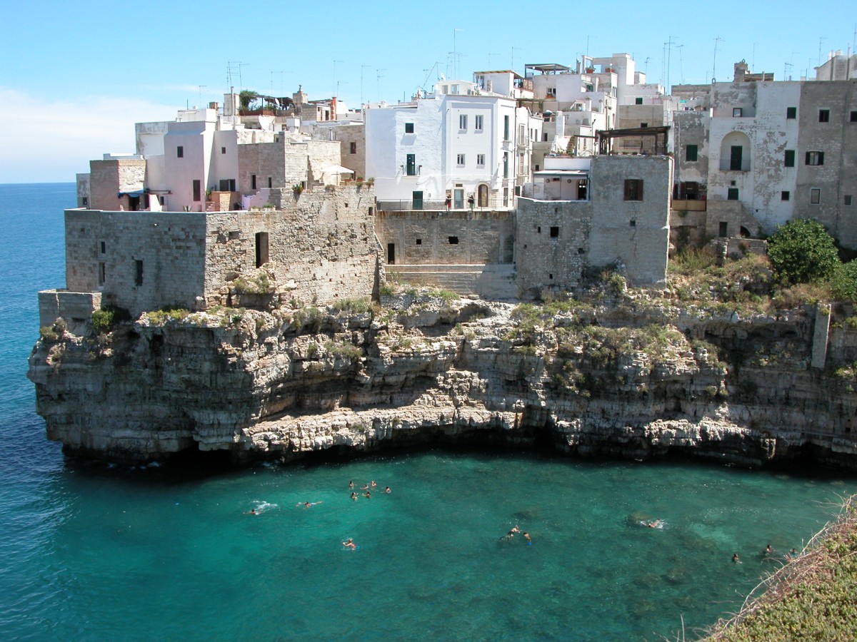 Borghi italiani incastonati tra le rocce
