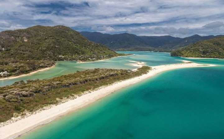 La più bella spiaggia del mondo, zona sacra della comunità Maori, salvata dal crowdfunding (foto)