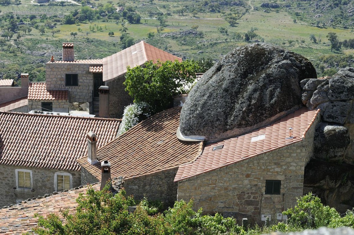 Vivere sotto una gigantesca roccia: case e paesini "schiacciati" da tonnellate di pietra