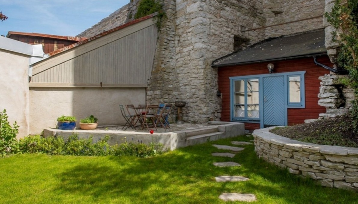 Il segreto della “mini-casa” costruita su mura medievali (Fotogallery)