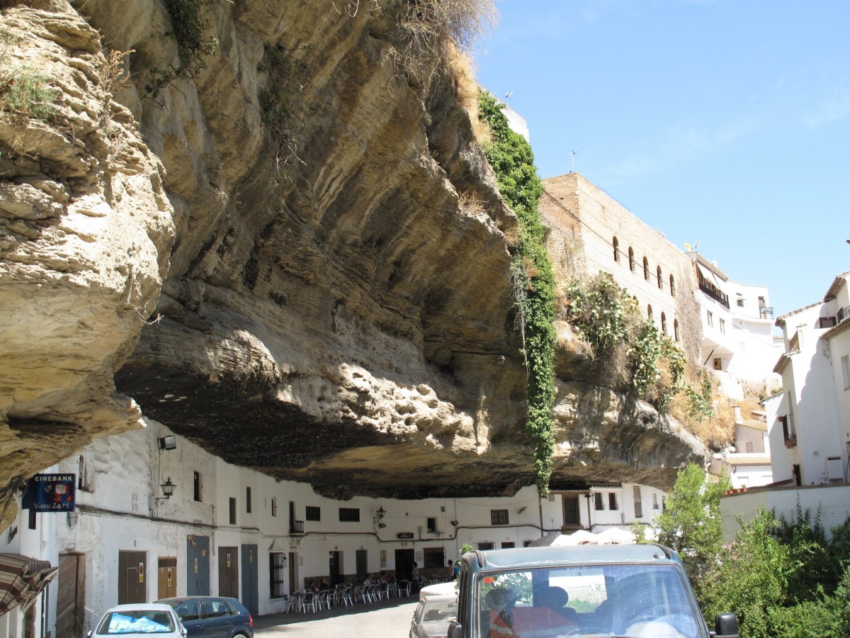 Vivere sotto una gigantesca roccia: case e paesini "schiacciati" da tonnellate di pietra