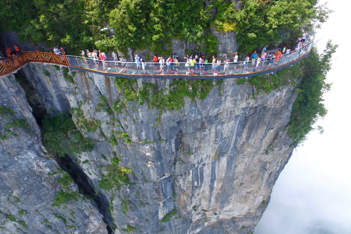 Una passerella in Cina non adatta ai deboli di cuore: circonda una montagna a 1000 metri di altezza