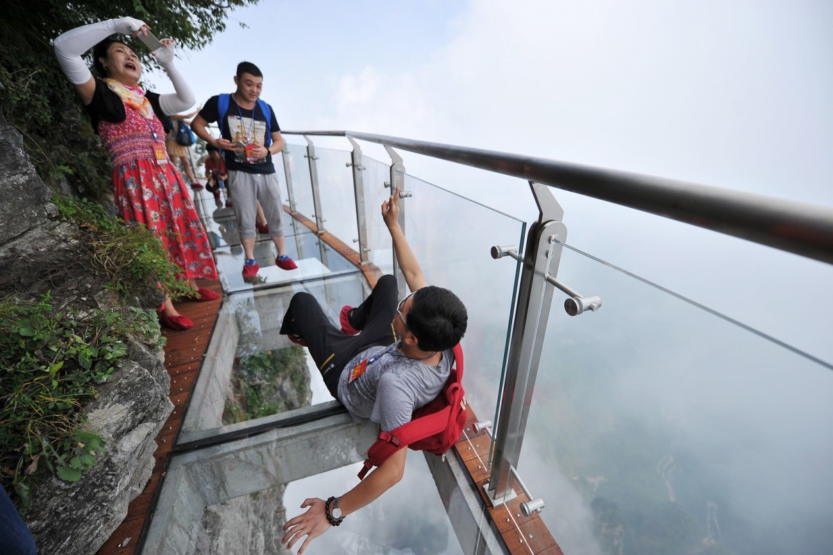 Una passerella in Cina non adatta ai deboli di cuore: circonda una montagna a 1000 metri di altezza
