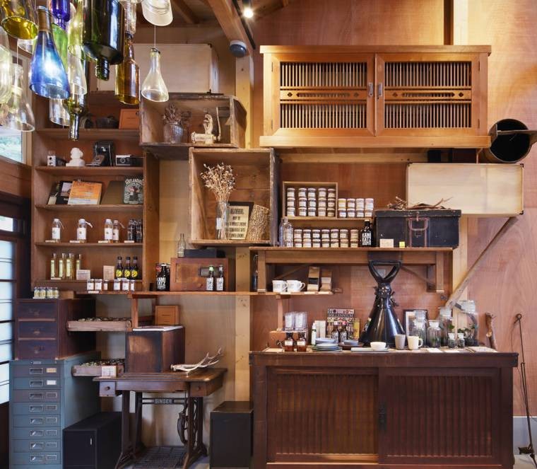 Il bar giapponese costruito completamente con materiale riciclato