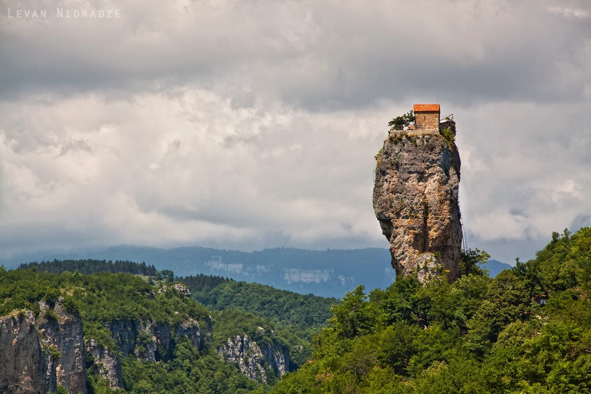 Katskhi Pillar (Georgia) Case "sulle altezze" o quando vivi a pochi passi dal cielo