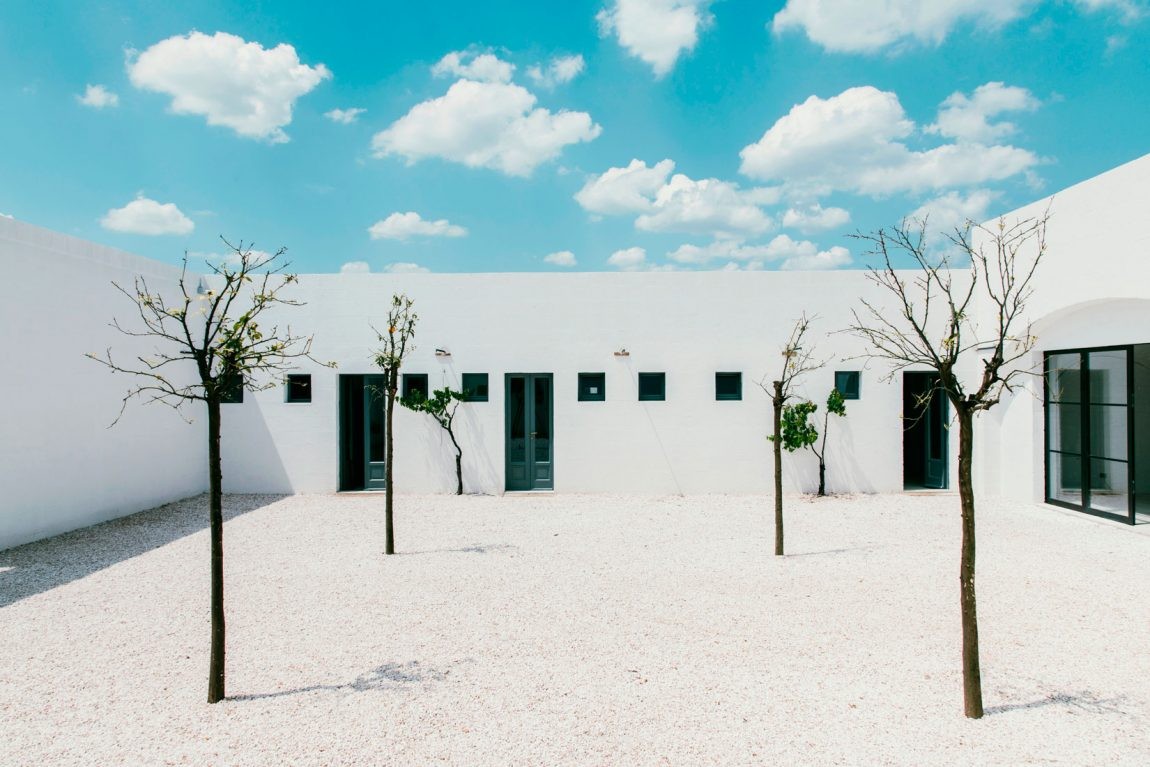 La distribuzione degli spazi ruota intorno al cortile centrale masseria-moroseta-13-1150x767