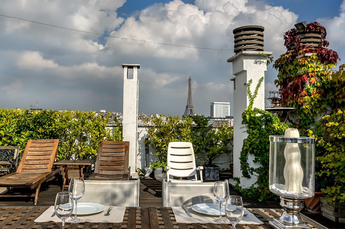 Una casa di campagna nell'attico di un edificio centenario e con vista  sulla Torre Eiffel (fotogallery) — idealista/news