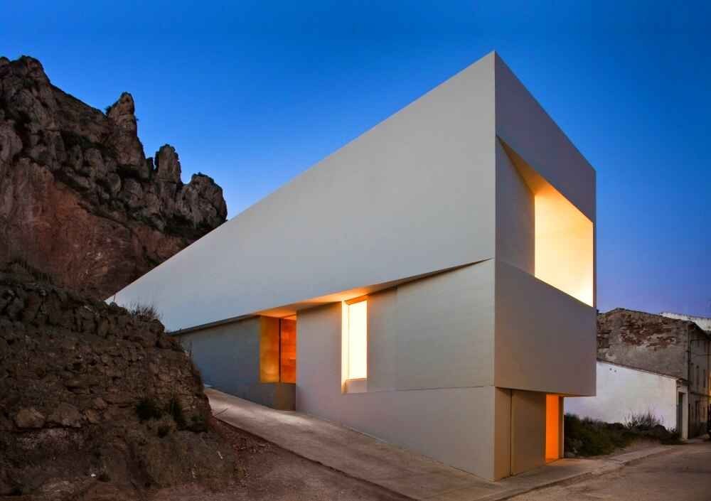Casa a lato di un castello, Ayora, Spagna (Frank Silvestres Architects) casa-en-la-ladera-de-un-castillo_5