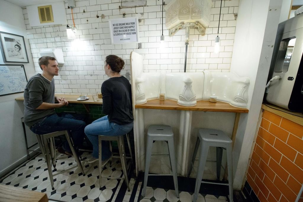 Ristrutturazione estrema: da bagno pubblico a hipster bar di moda a Londra