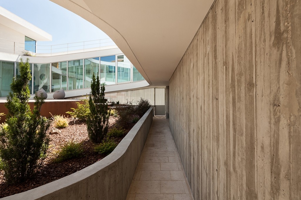 Al centro si trova un cortile interno aclestoril00144