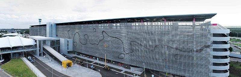 L’aeroporto che ondeggia con l’aria Ecco 9 edifici unici in grado di cambiare colore, brillare nel buio e non solo