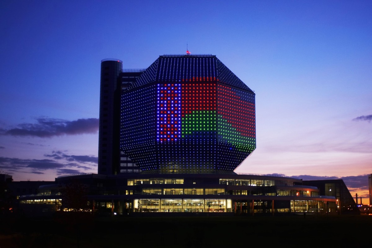 La biblioteca brillante a forma di diamante Ecco 9 edifici unici in grado di cambiare colore, brillare nel buio e non solo