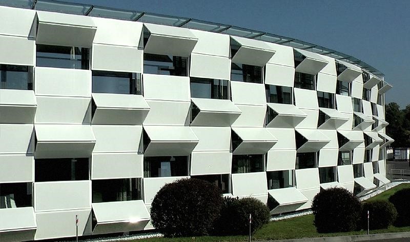 La facciata si trasforma con la luce del sole Ecco 9 edifici unici in grado di cambiare colore, brillare nel buio e non solo
